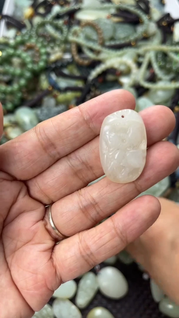 和田玉未镶嵌颈饰（多样性发一件）没有证书有瑕