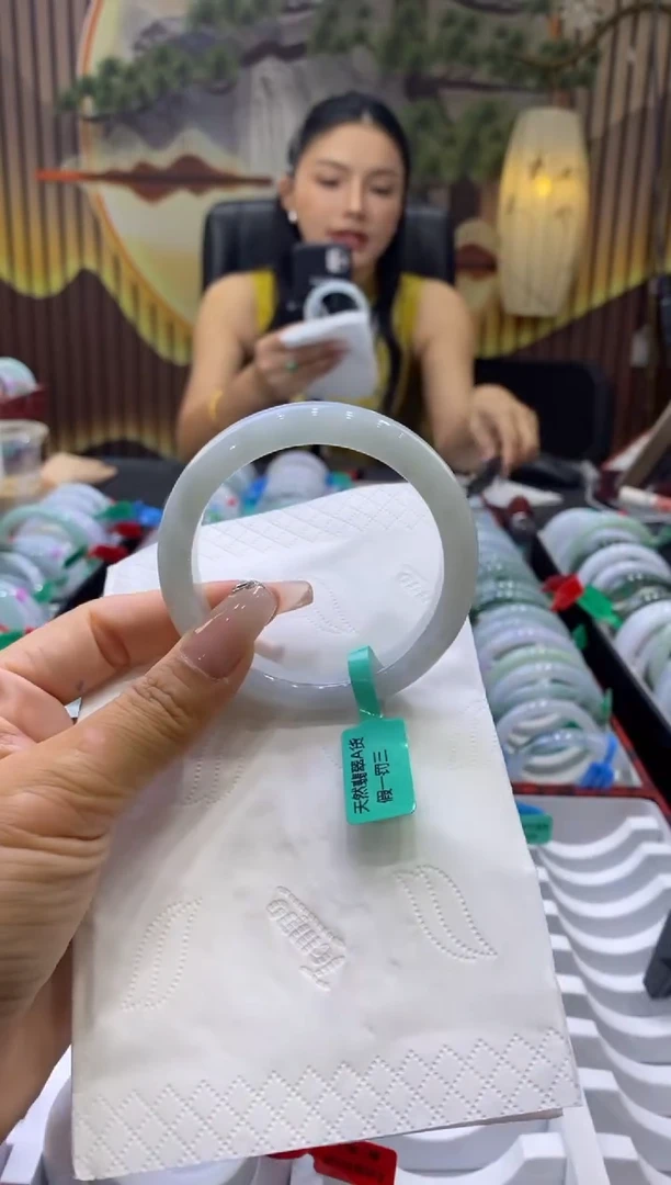 翡翠手镯未镶嵌多人00895