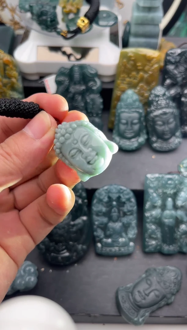 颈饰未镶嵌翡翠佛