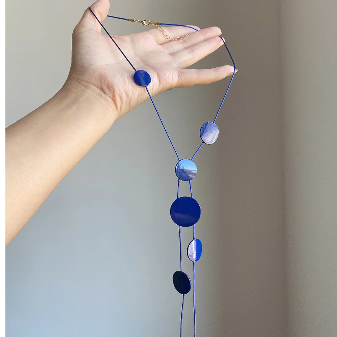 合金棉绳项链 超显白克莱因蓝色不规则圆片项链度假设计颈链百搭
