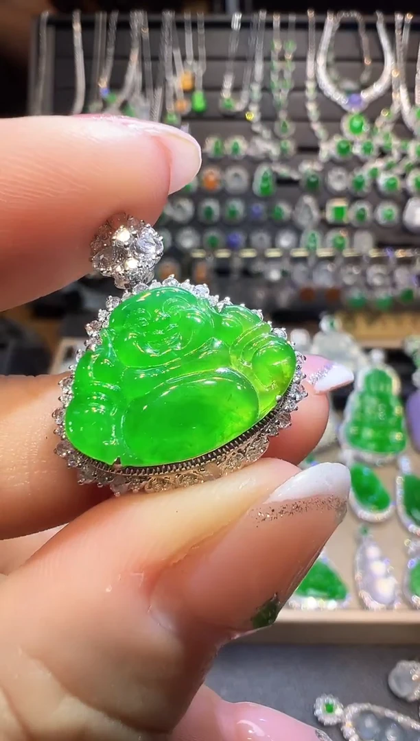 颈饰18K金镶嵌翡翠佛公