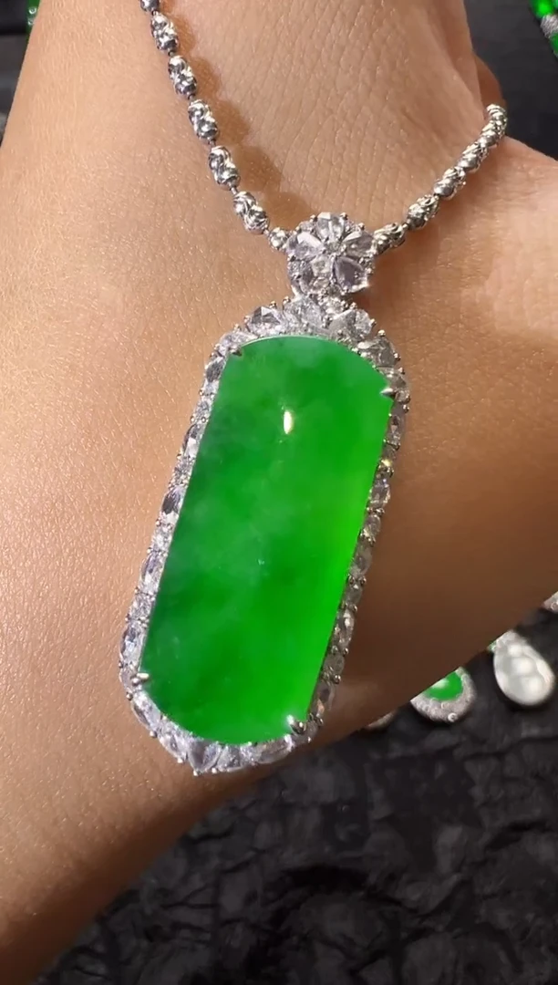 吊坠(不含链)18K金镶嵌翡翠高冰正阳绿无事牌吊坠