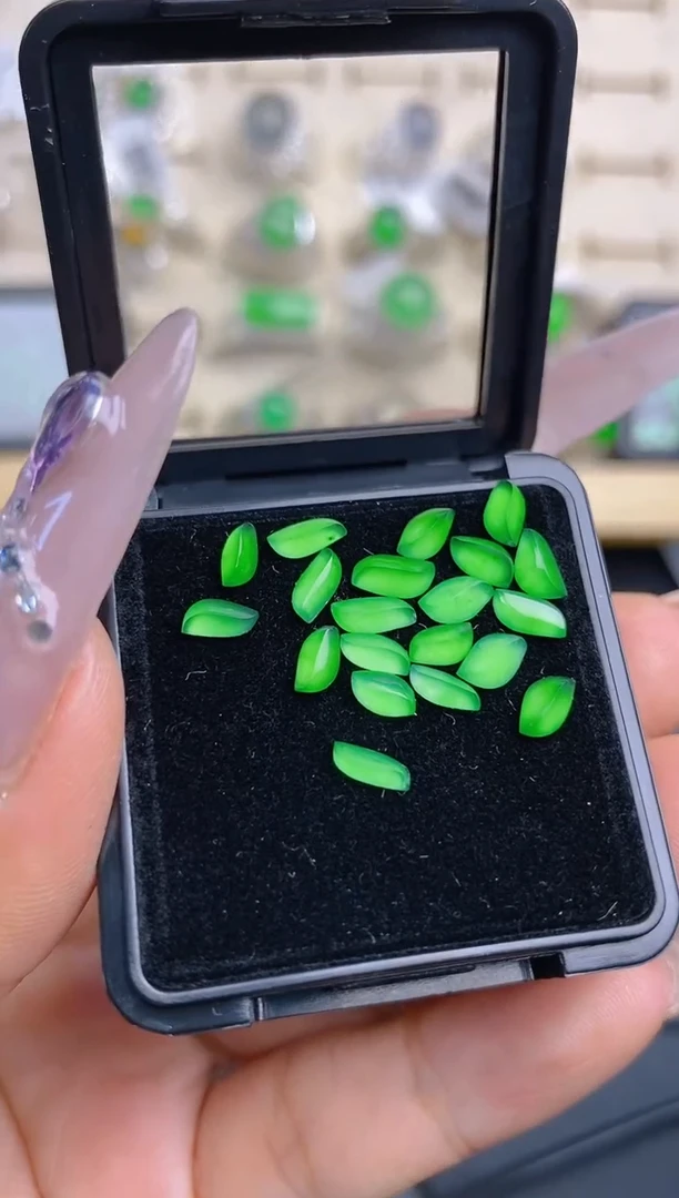 定制翡翠未镶嵌天然翡翠蛋面76