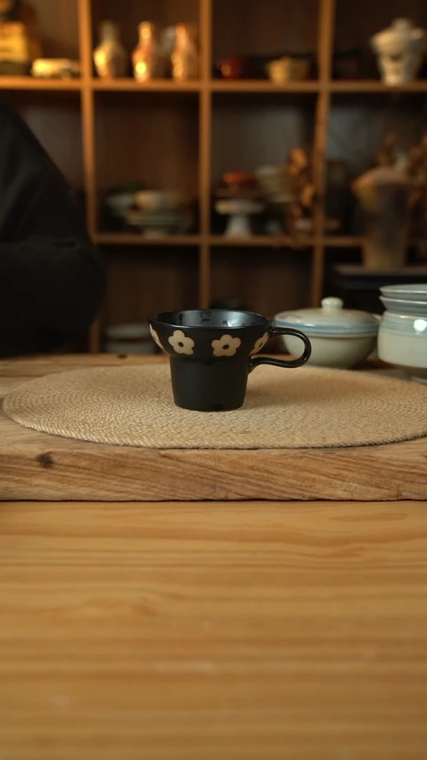 微瑕福利黑色雕刻小花花系列的带把手大口咖啡杯1个