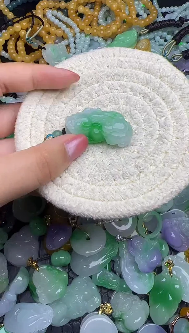 颈饰未镶嵌翡翠天然缅甸翡翠吊坠