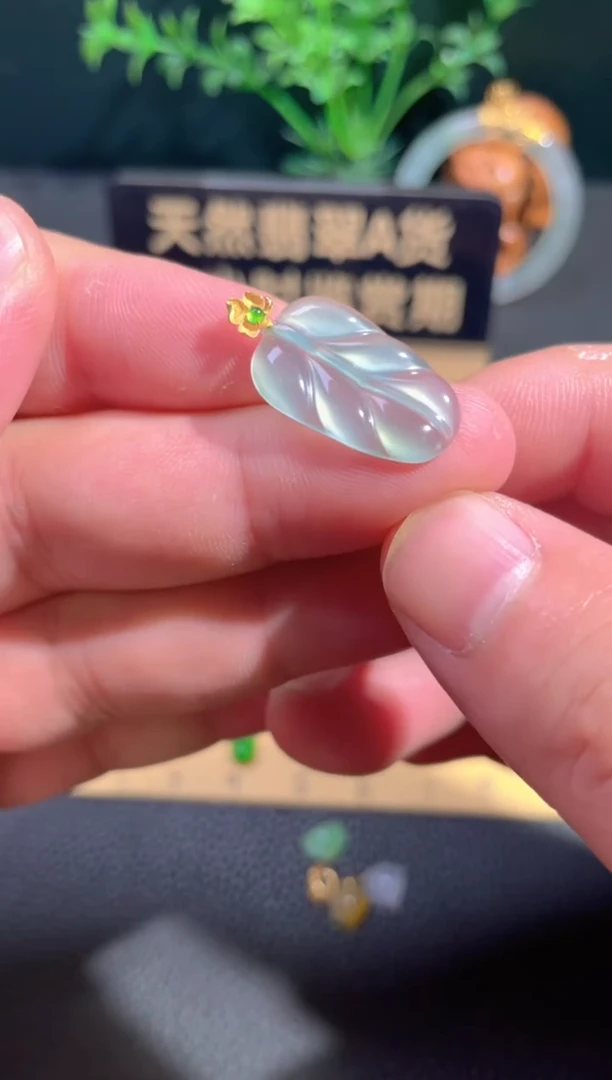 颈饰18K金镶嵌翡翠翡翠
