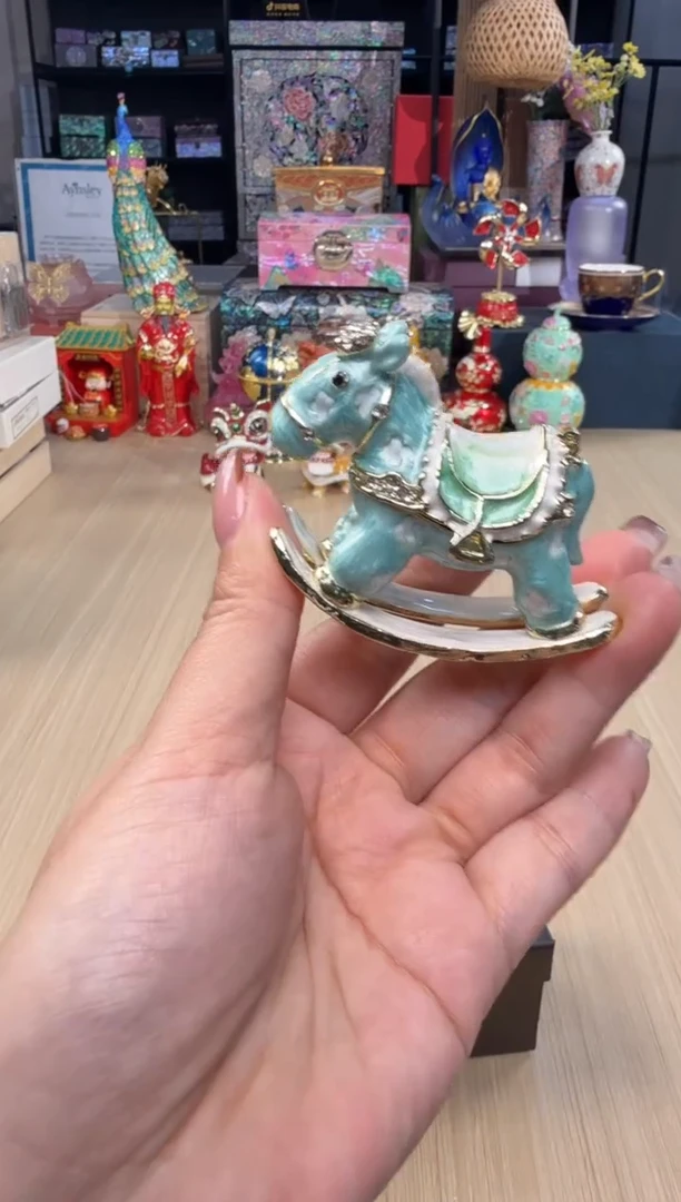 7七宝蓝色摇摇马