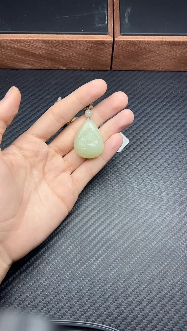 吊坠(赠链)未镶嵌和田玉且末微色差迪克兰一细吊坠