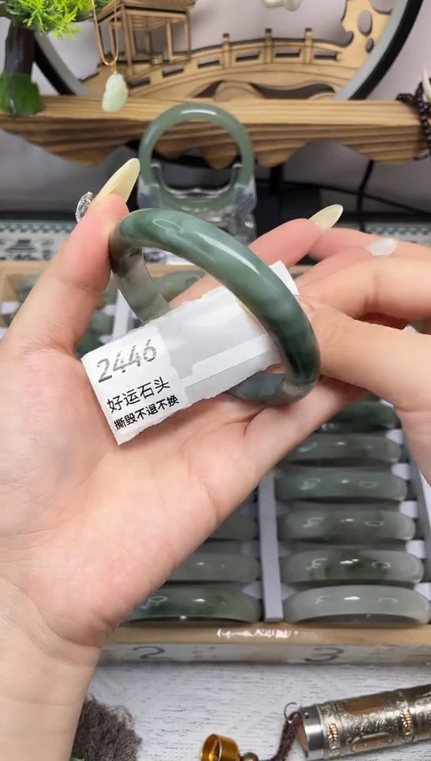 未镶嵌手镯石英质玉2446