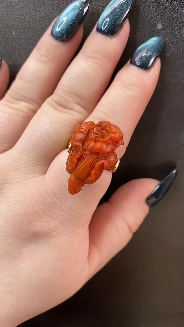 颈饰未镶嵌南红玛瑙戒指