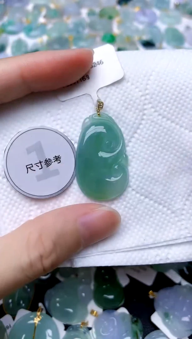 颈饰18K金镶嵌翡翠天然A货翡翠