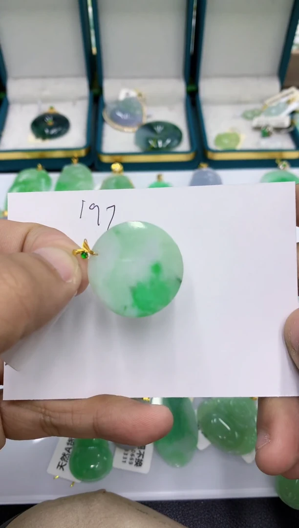 颈饰18K金镶嵌翡翠1111111111