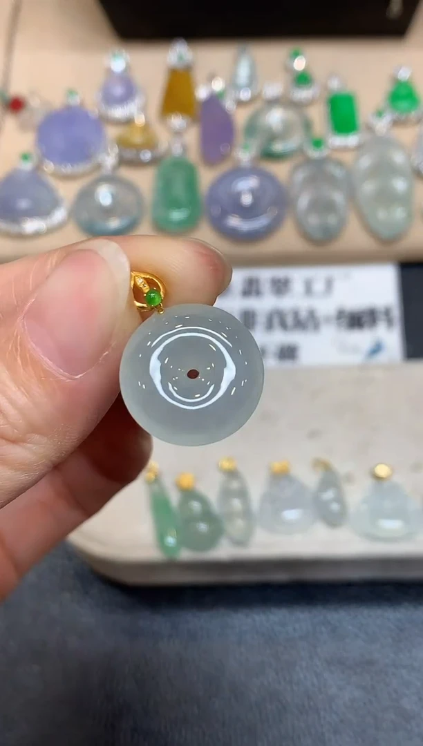 颈饰18K金镶嵌翡翠平安扣【无服务费