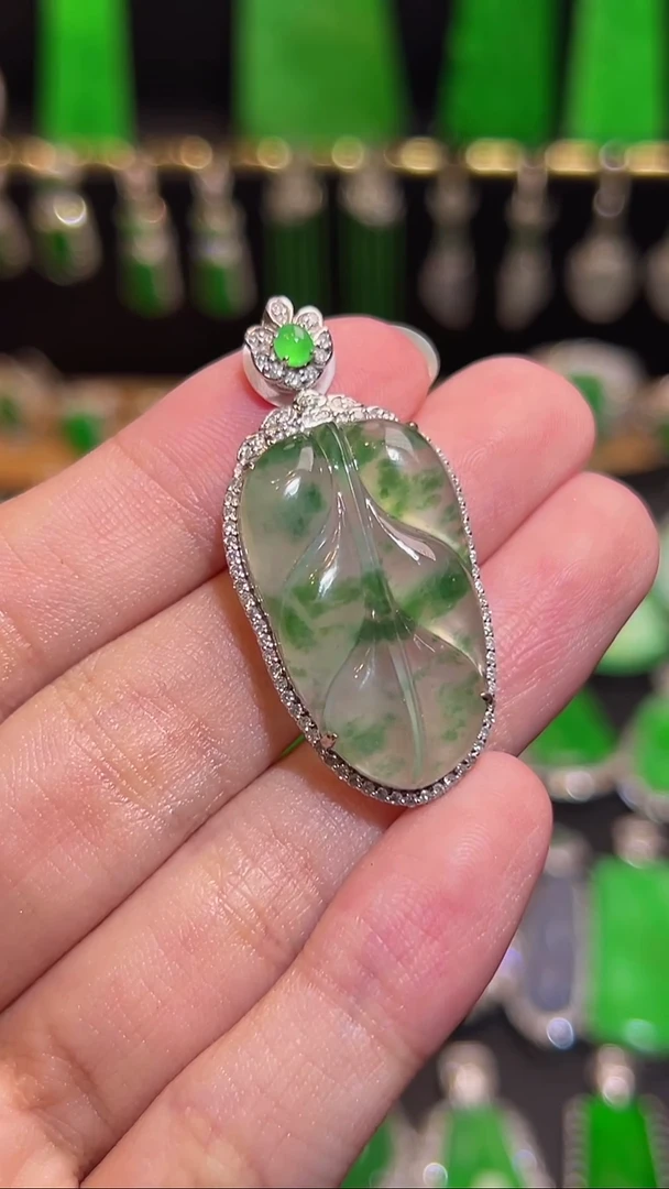 18K金镶嵌挂件翡翠吊坠