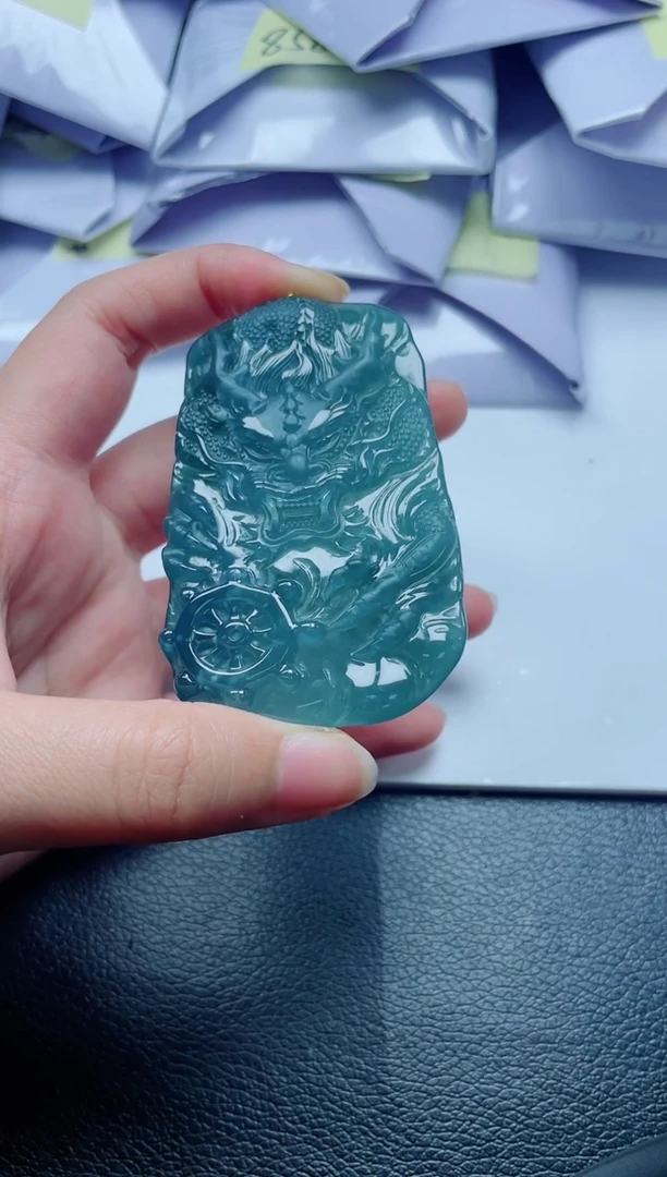 翡翠未镶嵌颈饰