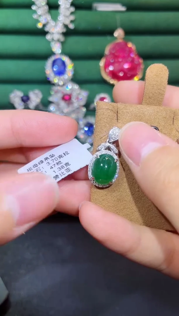 吊坠(不含链)18K金镶嵌祖母绿3.70克拉