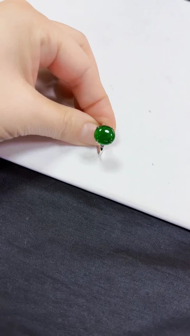 颈饰18K金镶嵌翡翠戒指