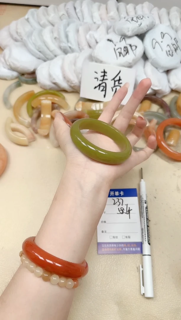 未镶嵌手镯石英质玉237/58.4