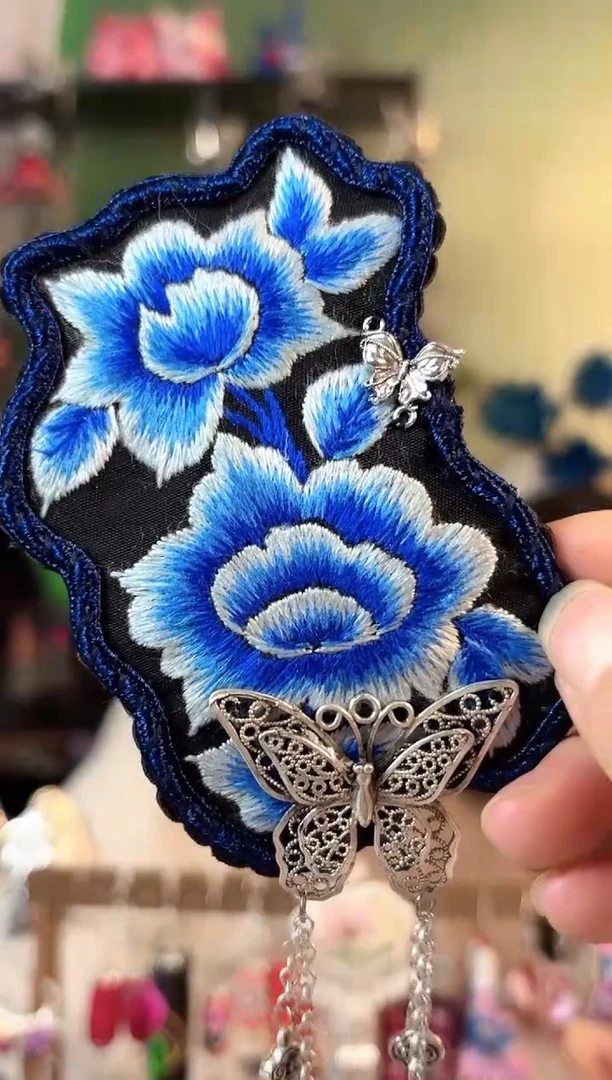 彩云南阁非遗老绣饰品907