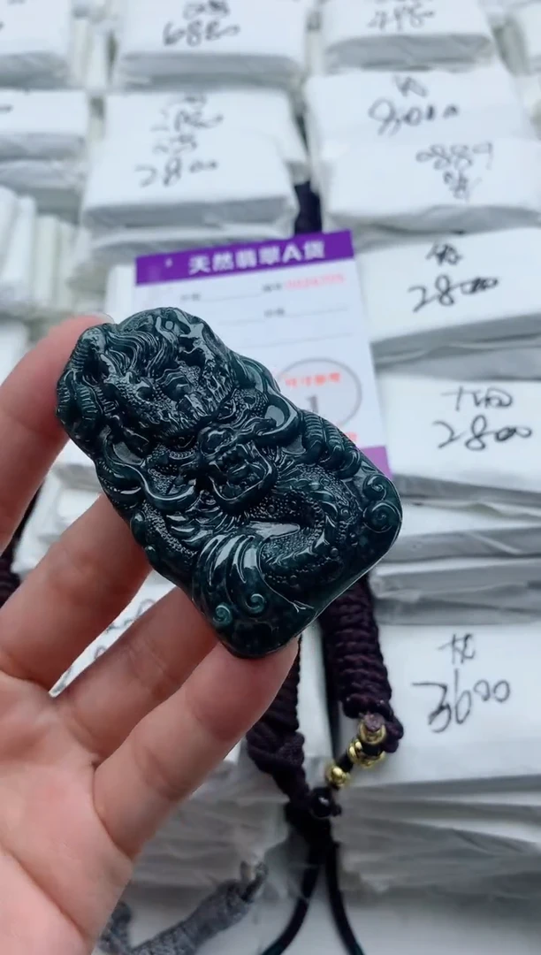 翡翠未镶嵌颈饰·