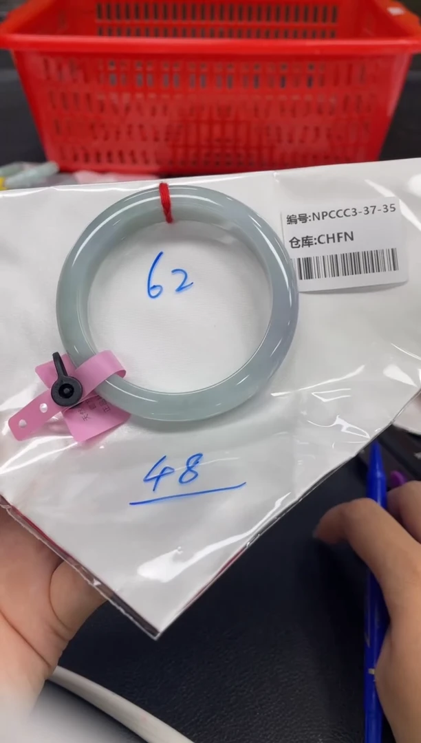 翡翠手镯未镶嵌翡翠手镯