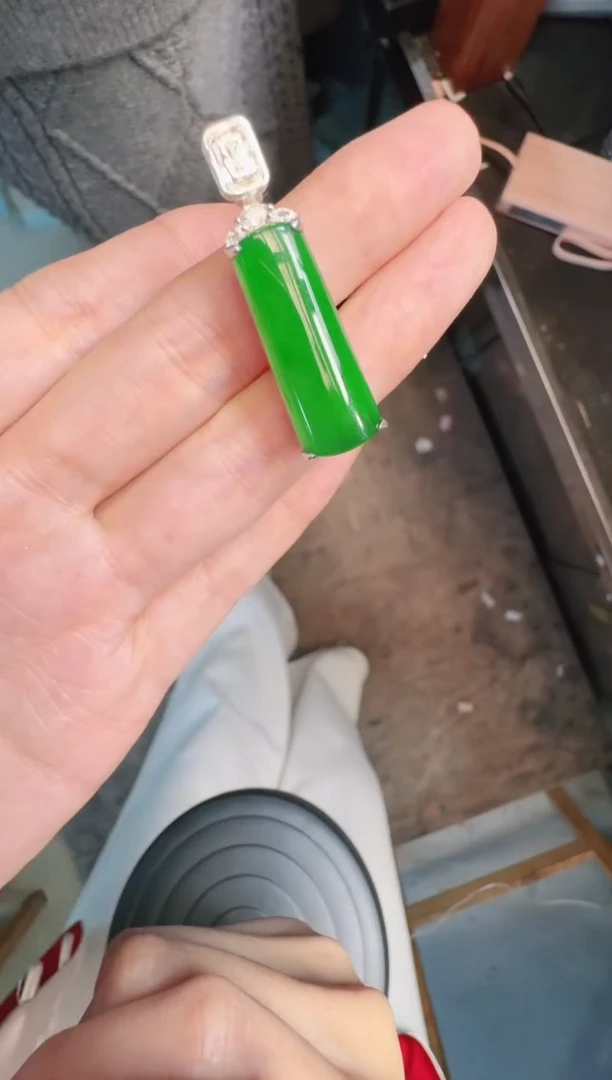 未镶嵌定制翡翠A货有轻微色差属于正常现象，无事牌1