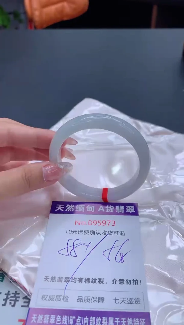 未镶嵌手镯翡翠有纹，完美者勿拍