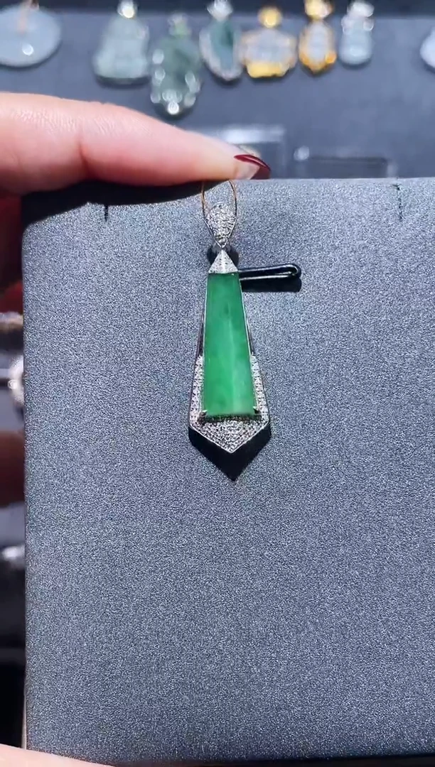 【闪购商品】翡翠吊坠(不含链)18K金镶嵌翡翠吊坠