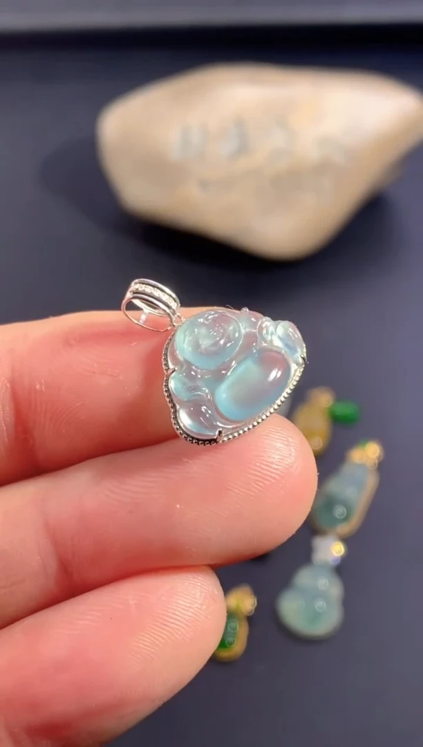 颈饰18K金镶嵌翡翠