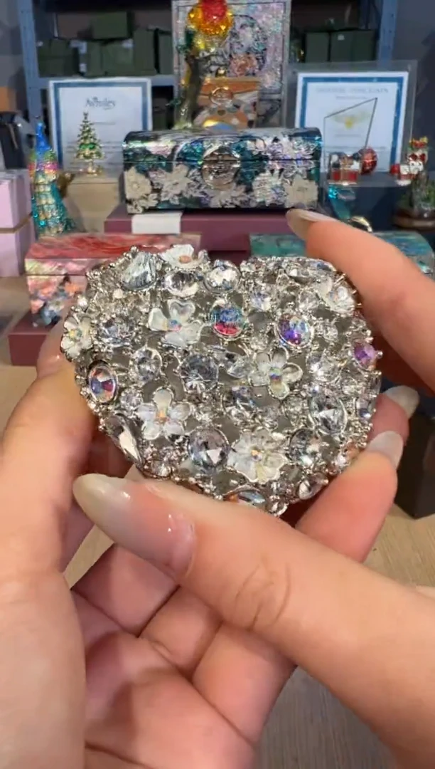 【闪购商品】杯220白色满钻爱心盒