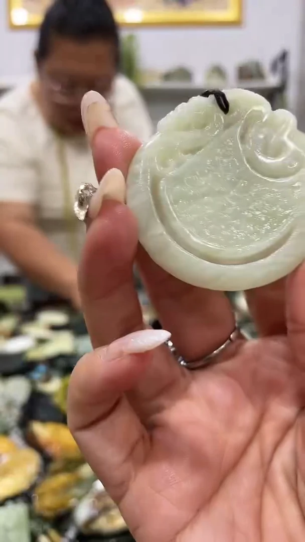 岫玉未镶嵌吊坠