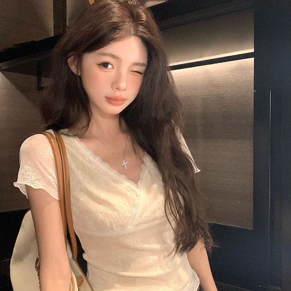 温柔感收腰v领蕾丝衫T恤女夏季新款设计感修身气质百搭短款上衣女