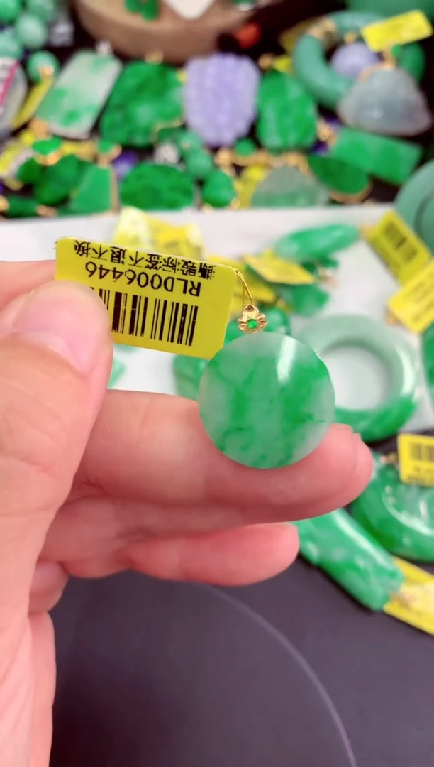 颈饰18K金镶嵌翡翠挂件