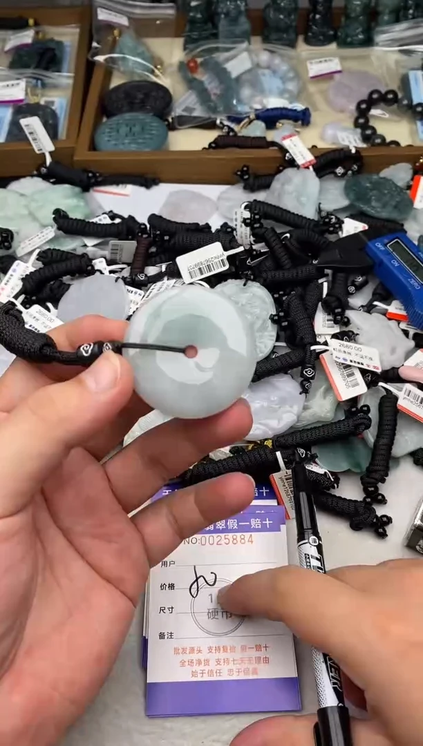 翡翠未镶嵌颈饰 多样性发其一