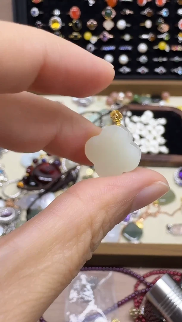 吊坠(不含链)18K金镶嵌和田玉（糖玉）18K金镶嵌 和田玉