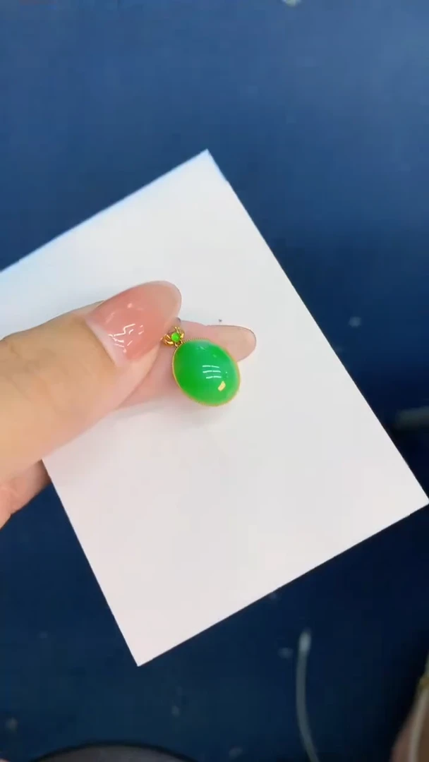 翡翠18K金镶嵌颈饰           1