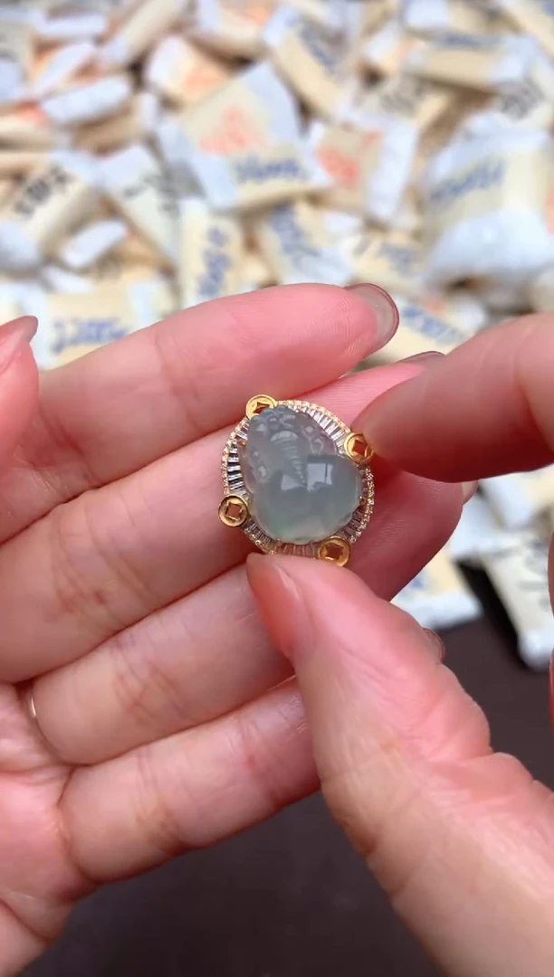 翡翠挂件18K金镶嵌一