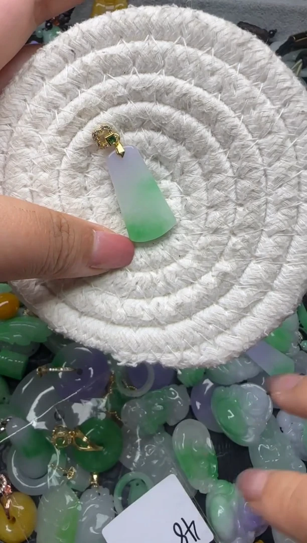 颈饰未镶嵌翡翠缅甸翡翠吊坠