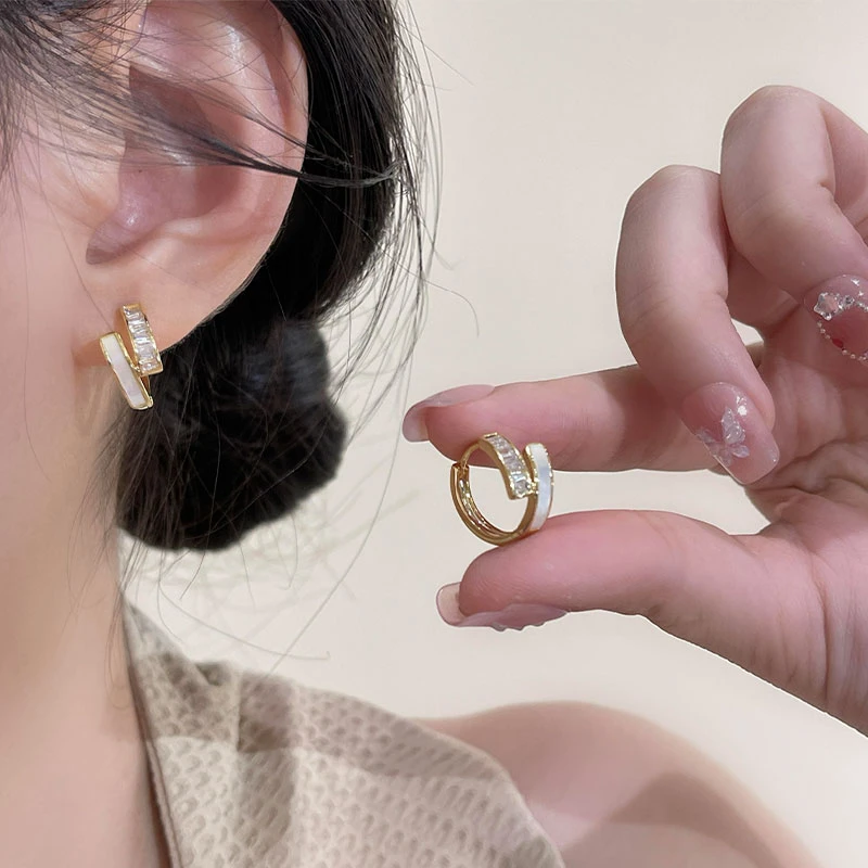 铜合金耳饰 双层贝壳锆石素圈错位亮金色上班法式百搭气质耳扣
