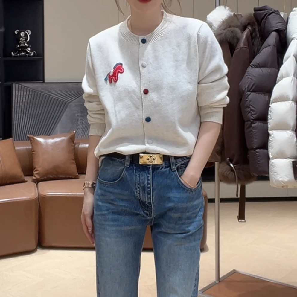 设计感小马单排扣针织开衫女冬季新款小香风时尚圆领宽松长袖毛衣