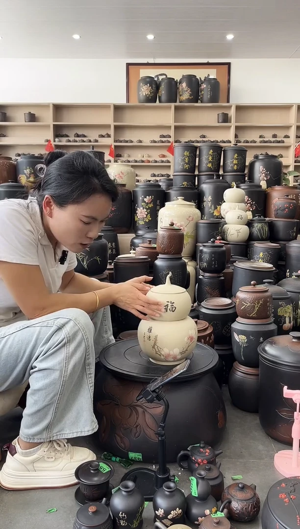 罐瑕疵茶叶罐  彩填白泥葫芦  777