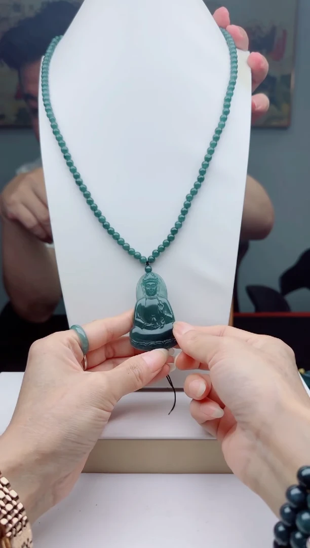 翡翠未镶嵌颈饰多样性发其一