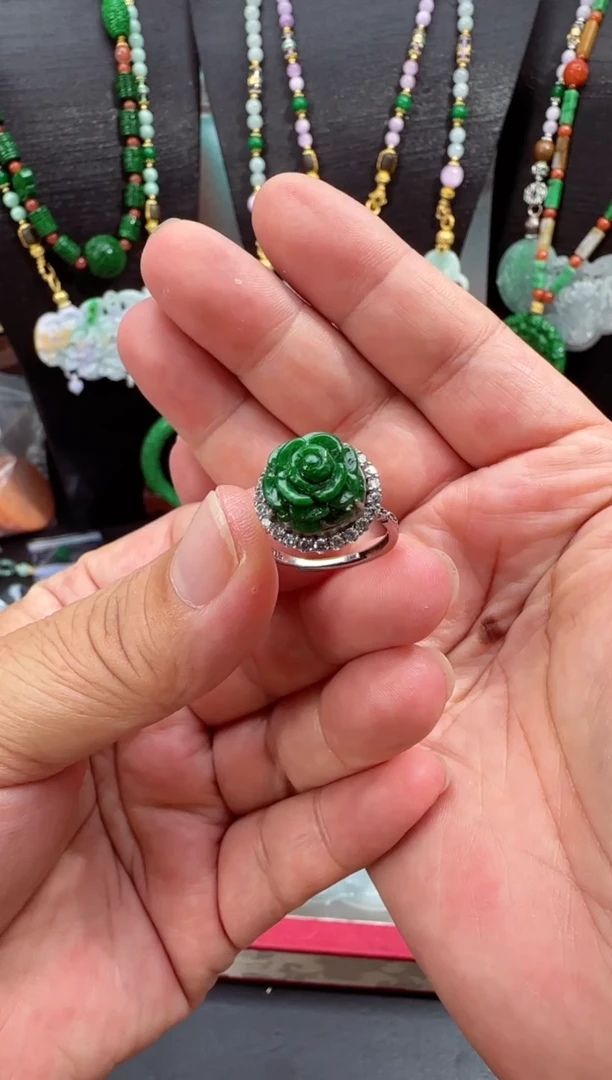 颈饰未镶嵌翡翠戒指