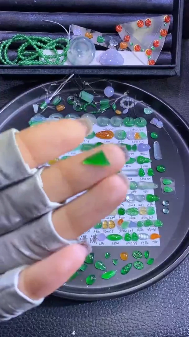 未镶嵌挂件翡翠切割