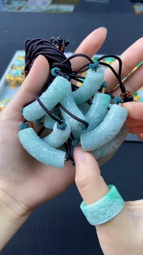 颈饰未镶嵌翡翠吊坠多样性发其一