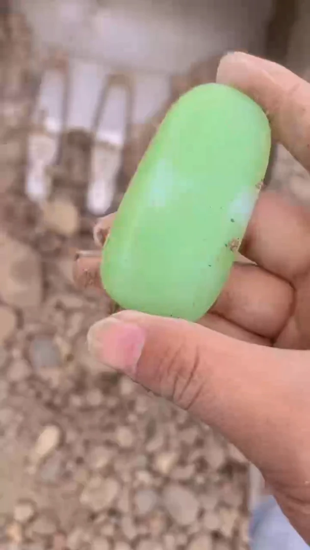 透闪石质玉未镶嵌珠宝奇石透闪石质玉，未镶嵌珠宝奇石。