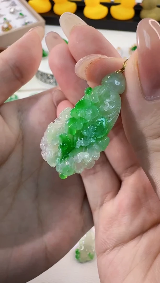 颈饰18K金镶嵌翡翠缅甸A货翡翠