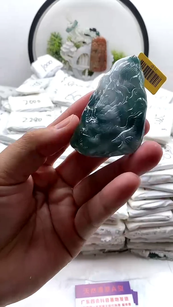翡翠未镶嵌颈饰龙牌