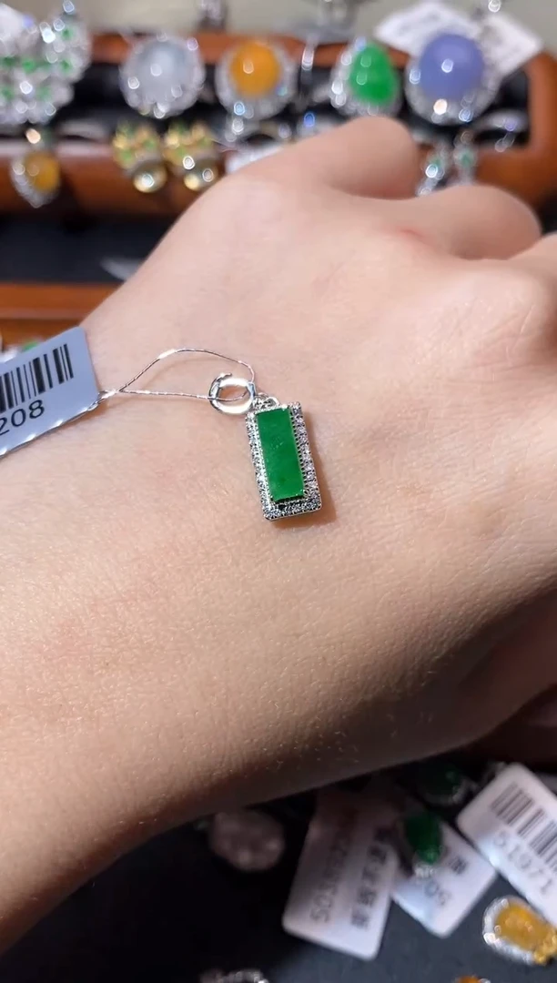 【闪购商品】翡翠颈饰18K金镶嵌吊坠