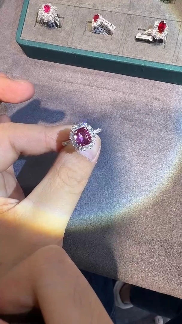 戒指彩色蓝宝石18K金镶嵌2.01ct